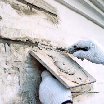 Sprekk i mur: Dagen etter tettes fugene Sprekk i mur: Dagen etter tettes fugene